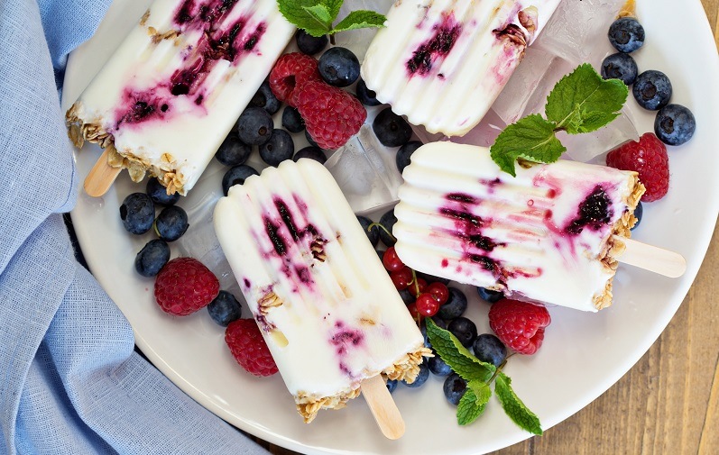 Frozen yogurt popsicles with oats and blueberry jam