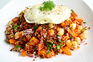 Quinoa bowl with chickpeas and egg