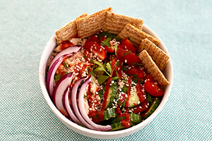 a cracker tuna siracha bowl