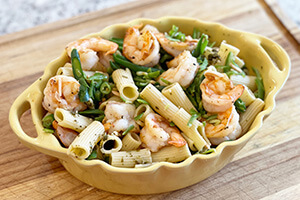 pasta salad with shrimp and vegetables